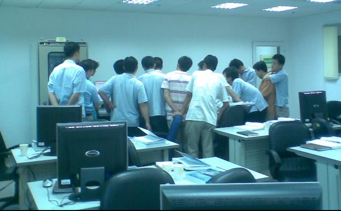 学员在观看程序演示