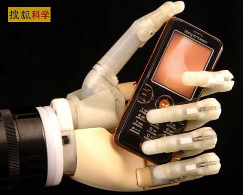i-LIMB手持一部手机，5根手指都能各自活动