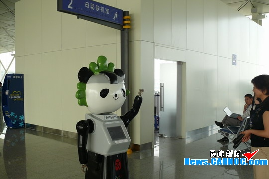 天津机场请进奥运机器人“晶晶”为旅客服务
