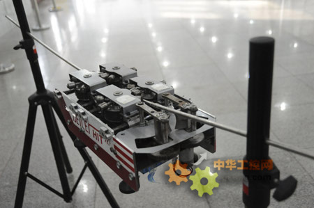 高压输电线巡检机器人图片大全_高压输电线巡